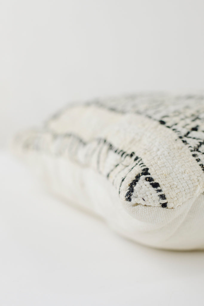 Kelim Kissen, Kelimkissen, marokkansiches Kissen, casa eurabia, schwarz, weiß , Marokko, ethno, boho, tribal, pattern