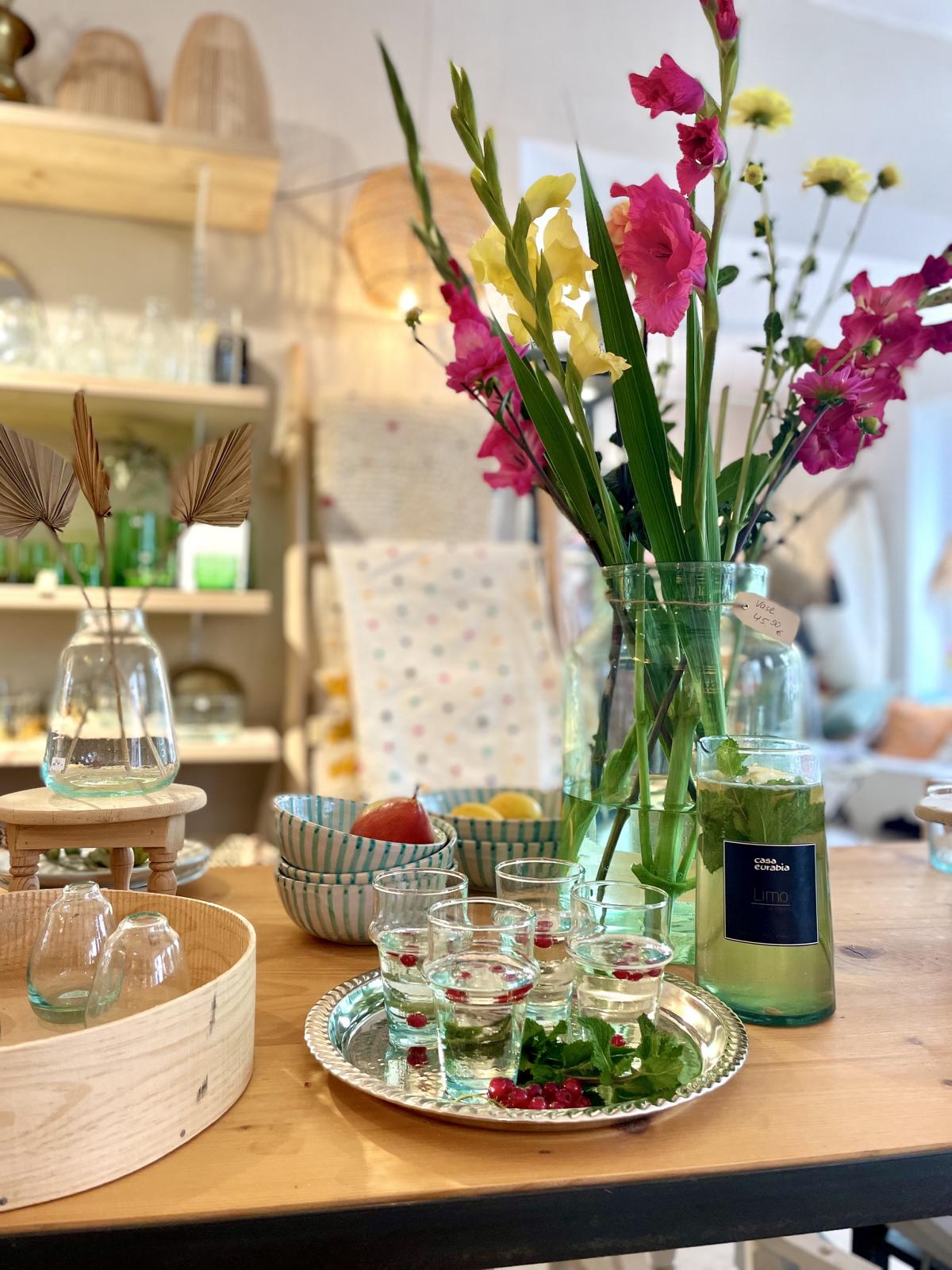 casa eurabia schleswig boho wohnen, gläser, vasen